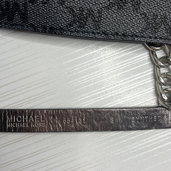 Micheal Kors MK Fanny Pack 🖤 - Picture 5 of 6